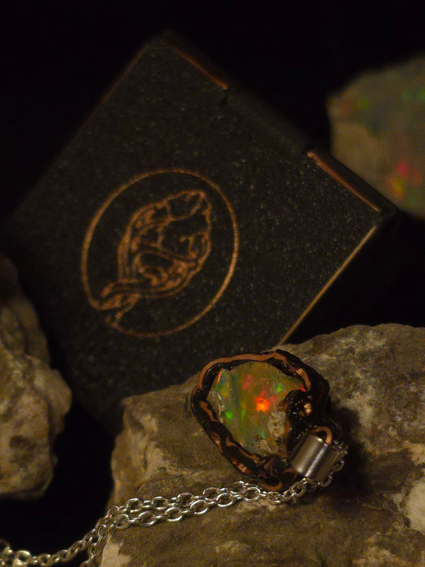 Golden Ochre — Håndlavet Opal Vedhæng, Rød & Grøn på Guld