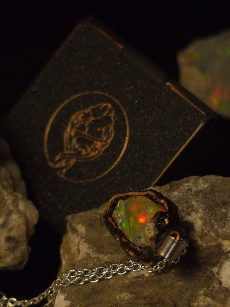 Golden Ochre — Håndlavet Opal Vedhæng, Rød & Grøn på Guld