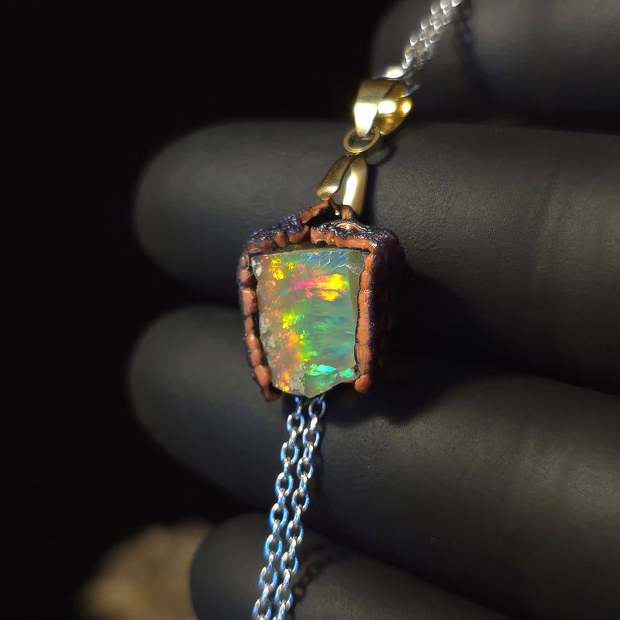 Prismatic Duality — Håndlavet Opal Vedhæng, Mørk Krop, Livlig Ild