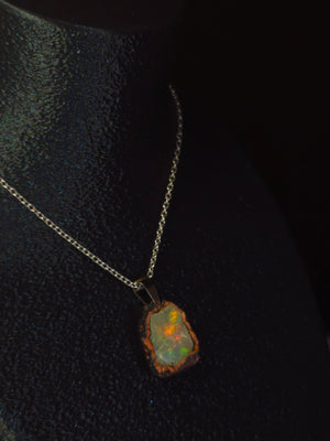 Painted Light — Håndlavet Opal Vedhæng, Blød Regnbuevask