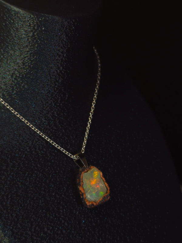 Painted Light — Håndlavet Opal Vedhæng, Blød Regnbuevask