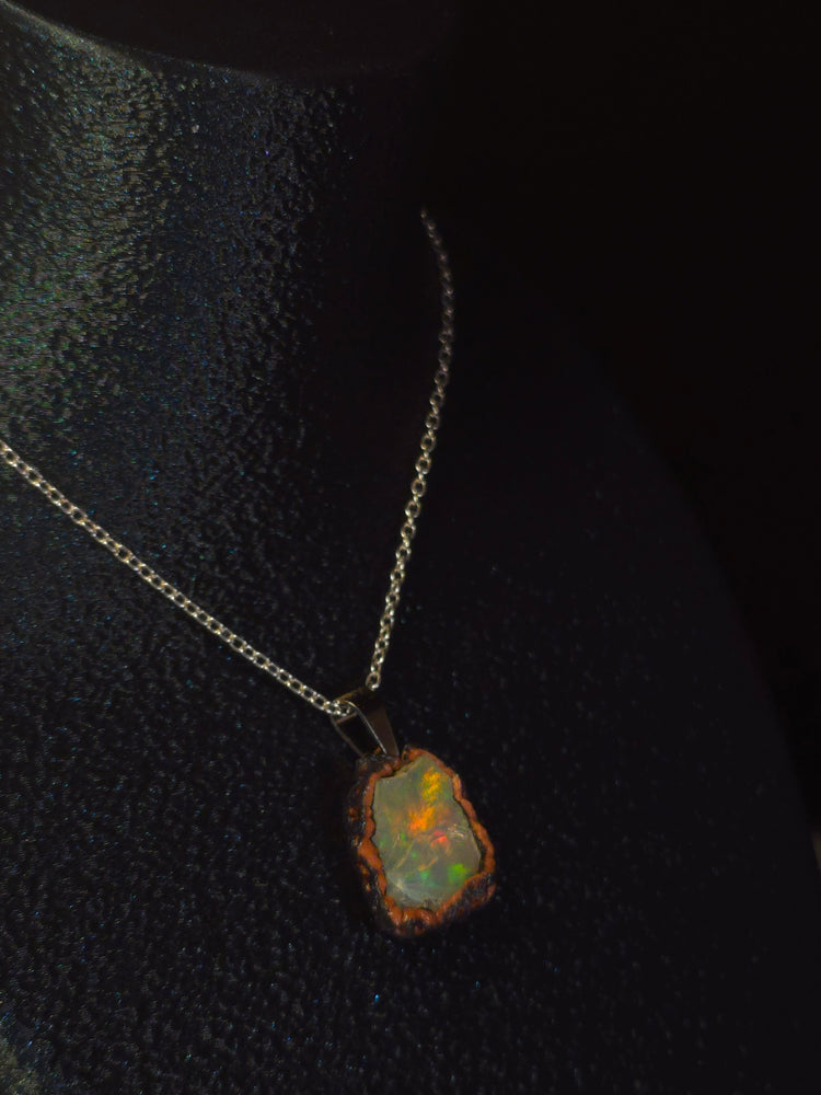 Painted Light — Håndlavet Opal Vedhæng, Blød Regnbuevask