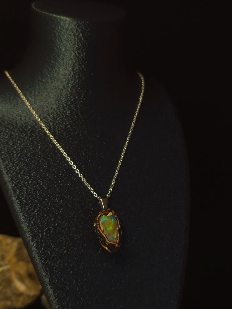 Golden Ochre — Håndlavet Opal Vedhæng, Rød & Grøn på Guld