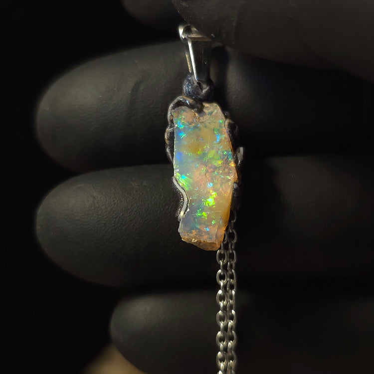 Running Light — Håndlavet Opal Vedhæng, Blå & Grøn Ild