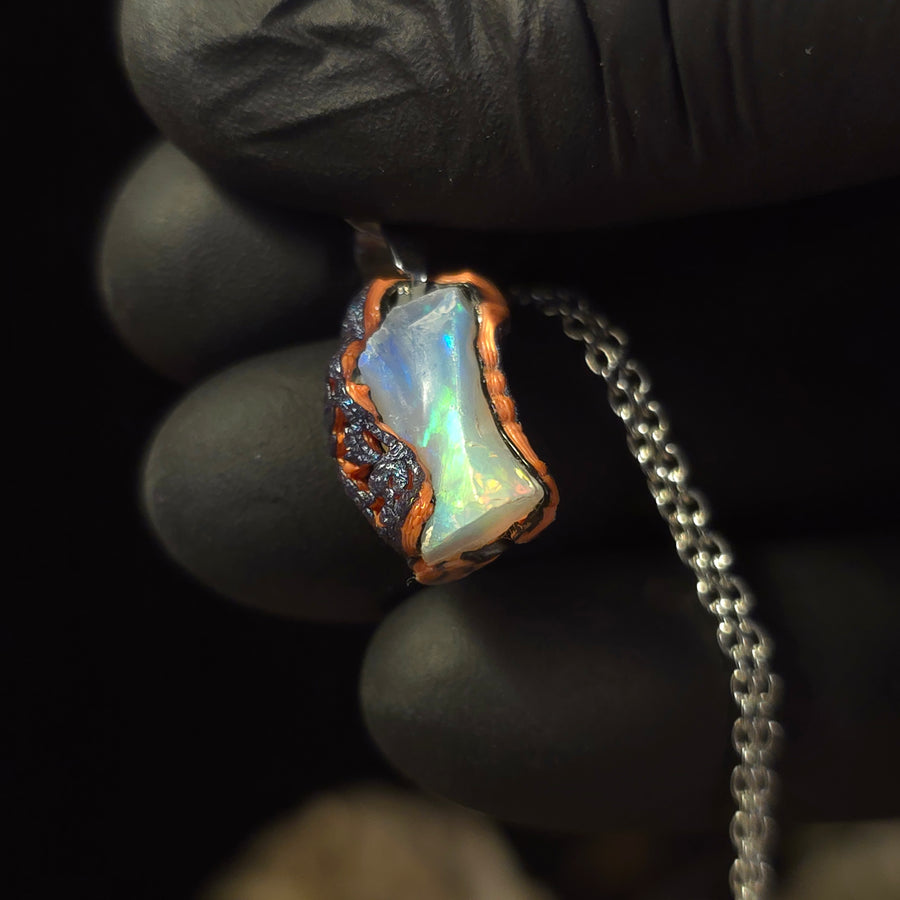 Glowing Cyclone — Håndlavet Opal Vedhæng, Ild Gennem Tåge