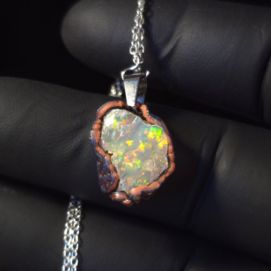 Painted Light — Håndlavet Opal Vedhæng, Blød Regnbuevask