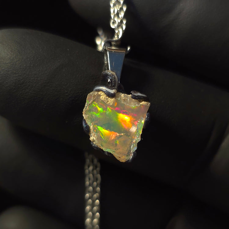 Smoldering Ember — Håndlavet Opal Vedhæng, Fuld Spektrum Ild