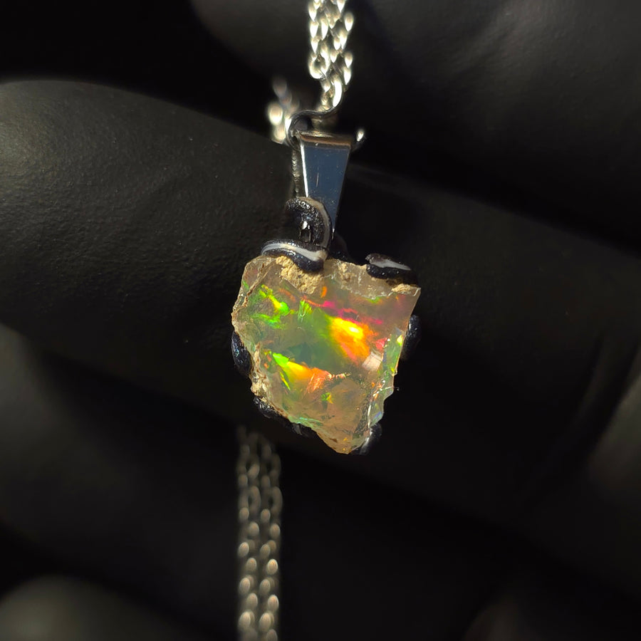 Smoldering Ember — Håndlavet Opal Vedhæng, Fuld Spektrum Ild
