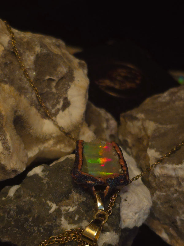 Prismatic Duality — Håndlavet Opal Vedhæng, Mørk Krop, Livlig Ild