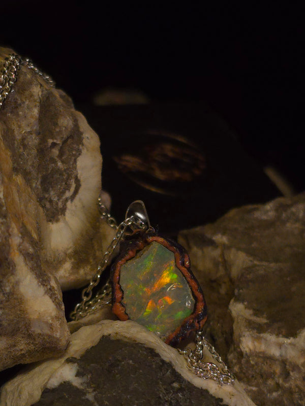 Painted Light — Håndlavet Opal Vedhæng, Blød Regnbuevask