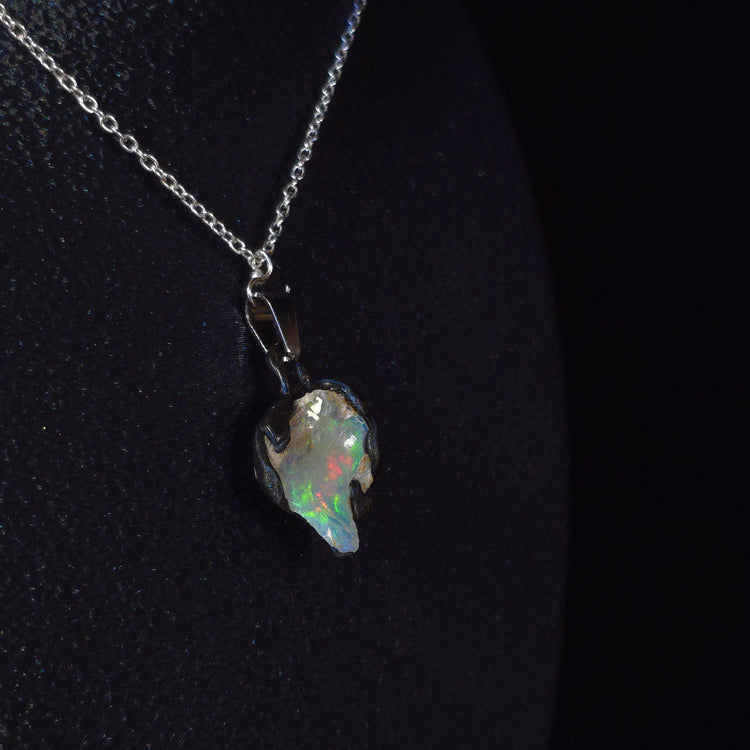 Chromatic Dance — Håndlavet opalvedhæng, fuldspektret farvespil