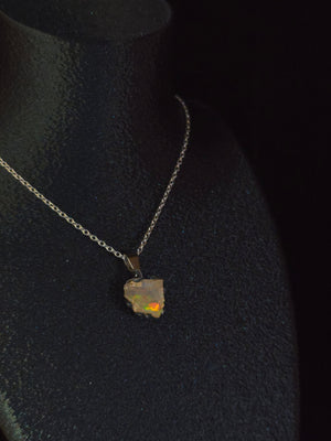 Smoldering Ember — Håndlavet Opal Vedhæng, Fuld Spektrum Ild