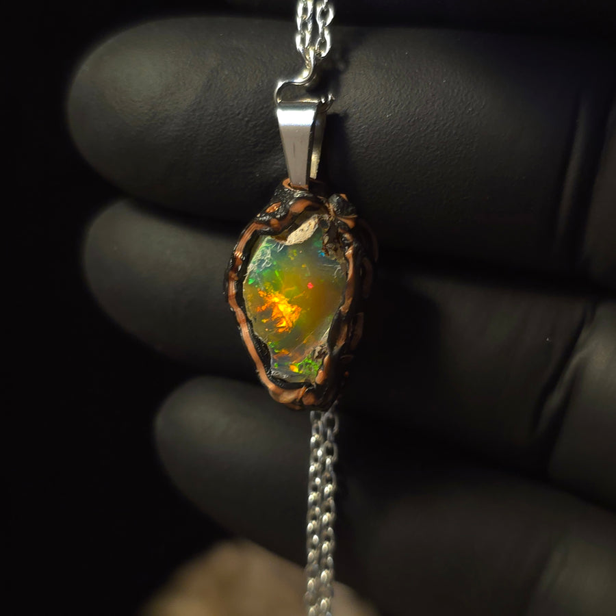 Golden Ochre — Håndlavet Opal Vedhæng, Rød & Grøn på Guld