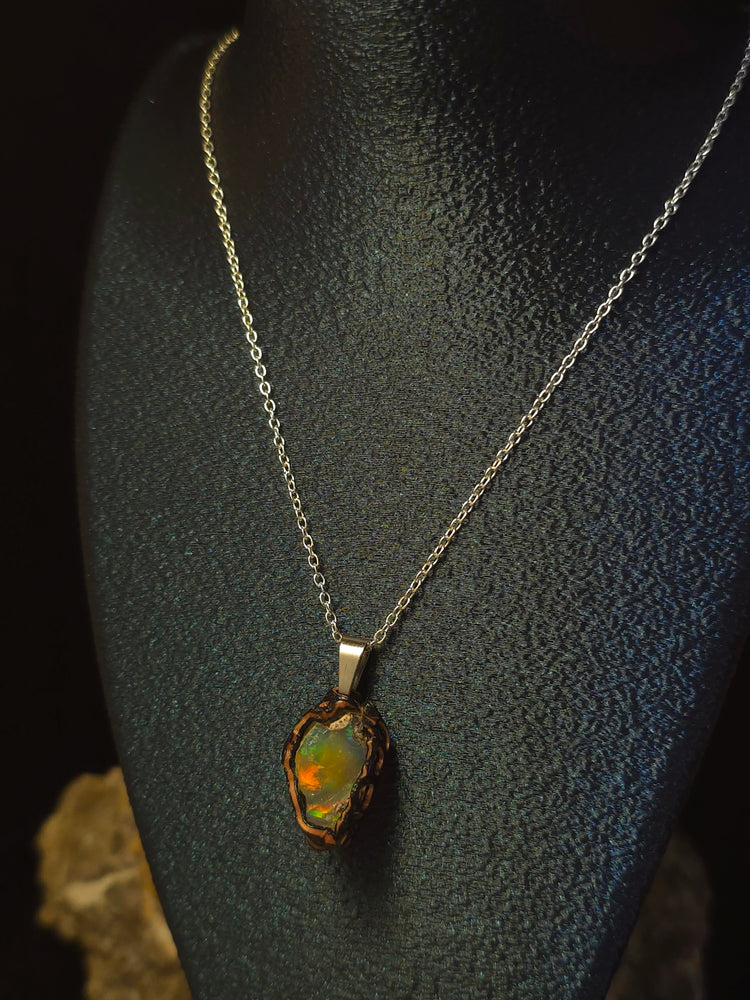 Golden Ochre — Håndlavet Opal Vedhæng, Rød & Grøn på Guld