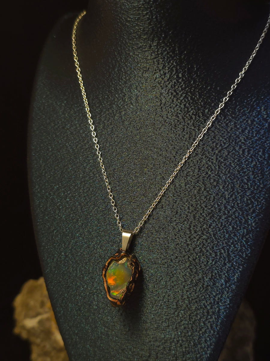 Golden Ochre — Håndlavet Opal Vedhæng, Rød & Grøn på Guld
