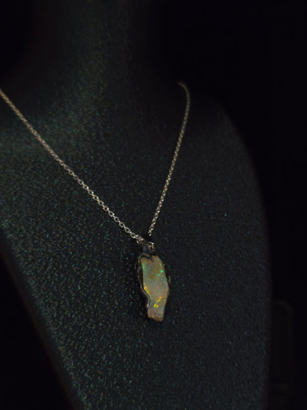 Running Light — Håndlavet Opal Vedhæng, Blå & Grøn Ild