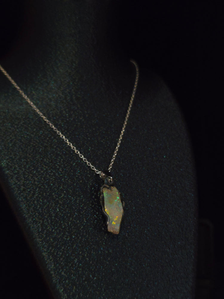 Running Light — Håndlavet Opal Vedhæng, Blå & Grøn Ild