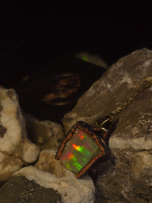 Prismatic Duality — Håndlavet Opal Vedhæng, Mørk Krop, Livlig Ild