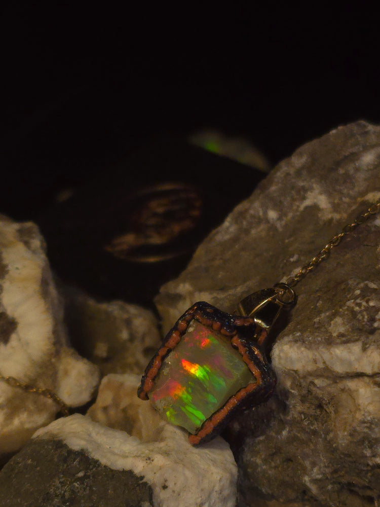 Prismatic Duality — Håndlavet Opal Vedhæng, Mørk Krop, Livlig Ild
