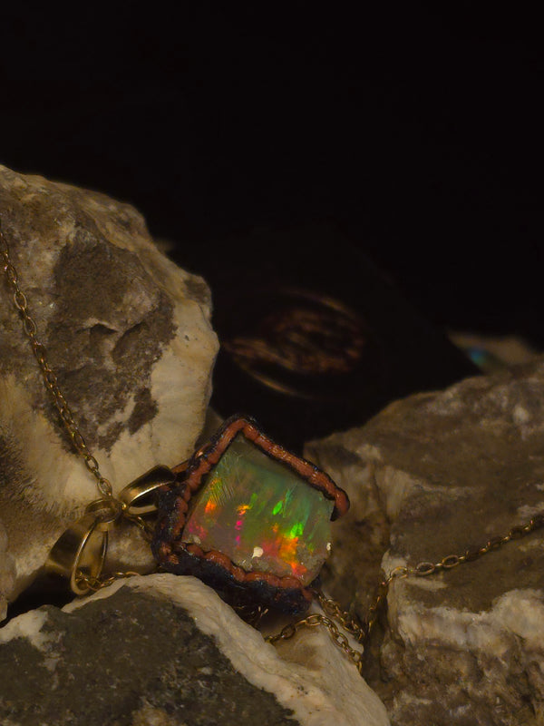 Prismatic Duality — Håndlavet Opal Vedhæng, Mørk Krop, Livlig Ild
